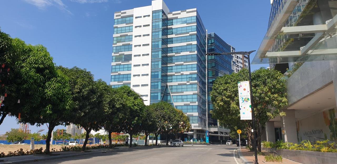 Mactan Newtown Condo With Garden And Ocean View 8Newtown Blvd Lapu-Lapu City Esterno foto