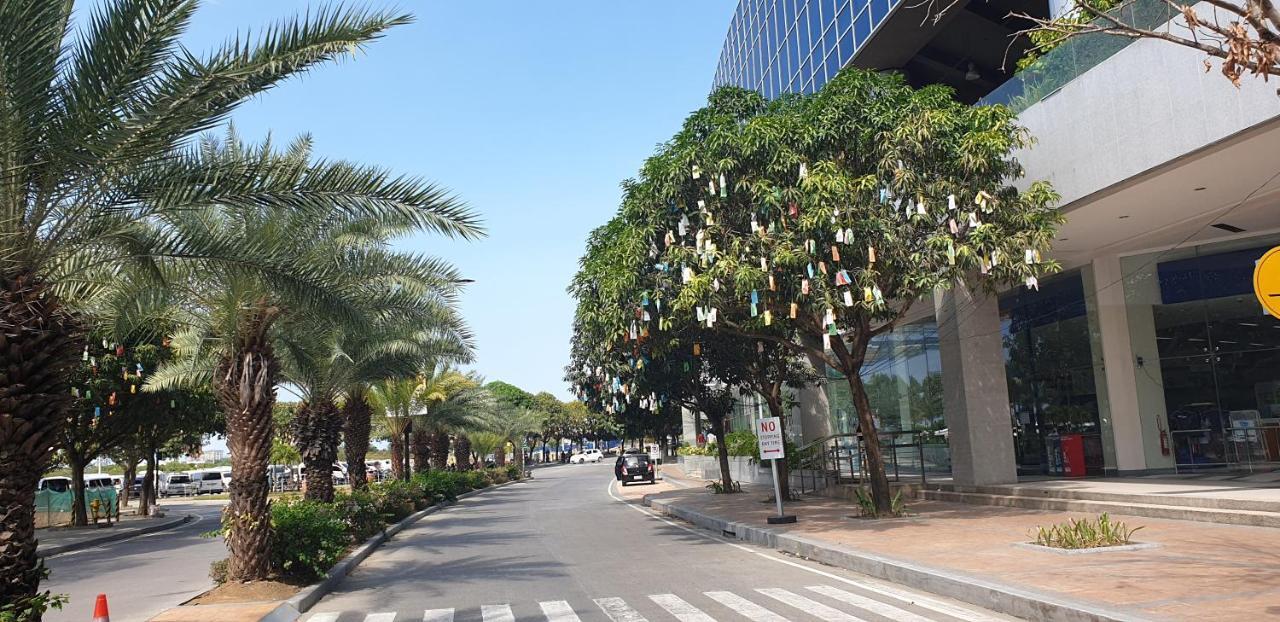 Mactan Newtown Condo With Garden And Ocean View 8Newtown Blvd Lapu-Lapu City Esterno foto