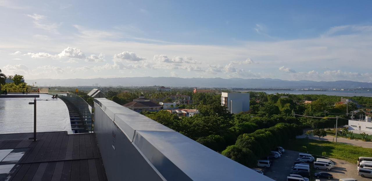 Mactan Newtown Condo With Garden And Ocean View 8Newtown Blvd Lapu-Lapu City Esterno foto