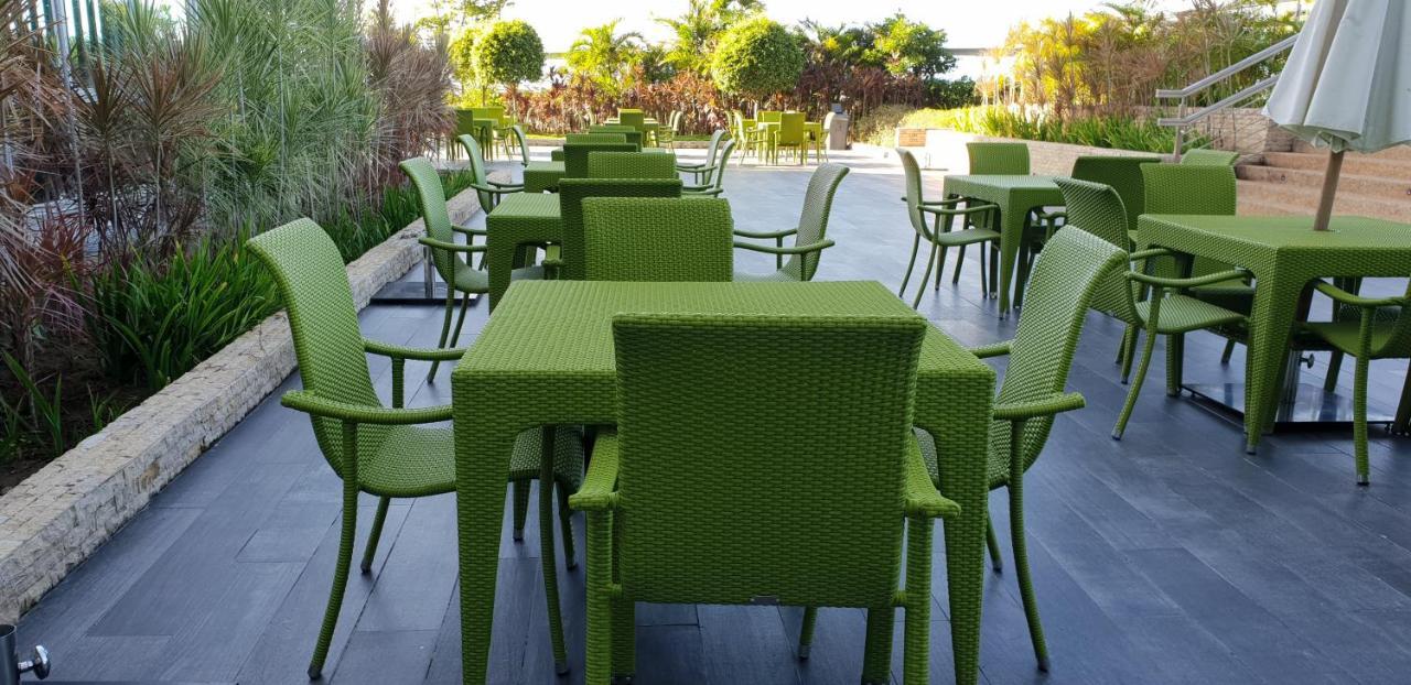 Mactan Newtown Condo With Garden And Ocean View 8Newtown Blvd Lapu-Lapu City Esterno foto