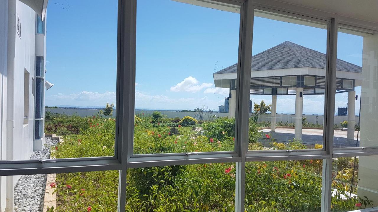 Mactan Newtown Condo With Garden And Ocean View 8Newtown Blvd Lapu-Lapu City Esterno foto